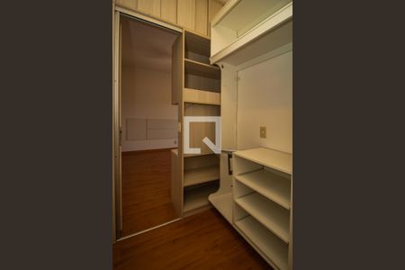 Casa de condomínio à venda com 243m², 4 quartos e 2 vagas Casa de condomínio à venda com 243m², 4 quartos e 2 vagasCloset da suíte