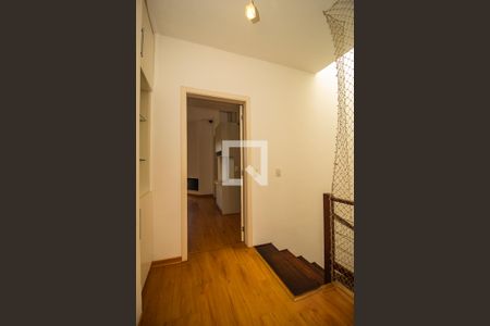 Casa de condomínio à venda com 243m², 4 quartos e 2 vagas Casa de condomínio à venda com 243m², 4 quartos e 2 vagasCorredor