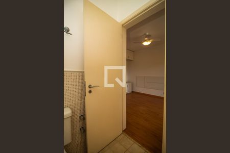 Casa de condomínio à venda com 243m², 4 quartos e 2 vagas Casa de condomínio à venda com 243m², 4 quartos e 2 vagasBanheiro da Suíte