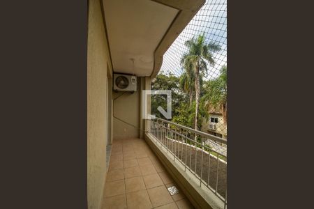 Casa de condomínio à venda com 243m², 4 quartos e 2 vagas Casa de condomínio à venda com 243m², 4 quartos e 2 vagasVaranda