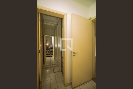 Casa de condomínio à venda com 243m², 4 quartos e 2 vagas Casa de condomínio à venda com 243m², 4 quartos e 2 vagasCorredor