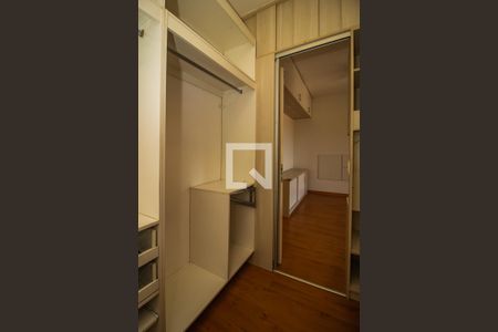 Casa de condomínio à venda com 243m², 4 quartos e 2 vagas Casa de condomínio à venda com 243m², 4 quartos e 2 vagasCloset da suíte