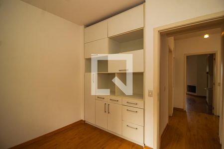 Casa de condomínio à venda com 243m², 4 quartos e 2 vagas Casa de condomínio à venda com 243m², 4 quartos e 2 vagasQuarto 2