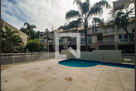 Casa de condomínio à venda com 243m², 4 quartos e 2 vagas Casa de condomínio à venda com 243m², 4 quartos e 2 vagasÁrea comum - Piscina