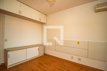 Casa de condomínio à venda com 243m², 4 quartos e 2 vagas Casa de condomínio à venda com 243m², 4 quartos e 2 vagasSuite