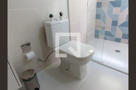 Banheiro da Suíte de casa para alugar com 2 quartos, 85m² em Parque Pinheiros, Taboão da Serra