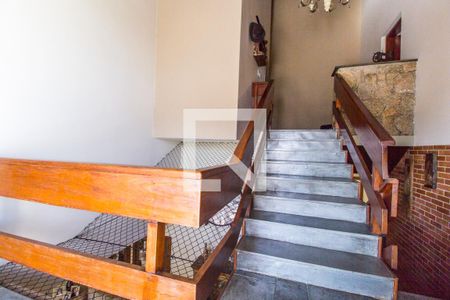 Apartamento para alugar com 320m², 3 quartos e 4 vagas Apartamento para alugar com 320m², 3 quartos e 4 vagasEscada