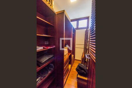 Apartamento para alugar com 320m², 3 quartos e 4 vagas Apartamento para alugar com 320m², 3 quartos e 4 vagasCloset da suíte 2