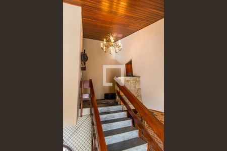 Apartamento para alugar com 320m², 3 quartos e 4 vagas Apartamento para alugar com 320m², 3 quartos e 4 vagasEscada