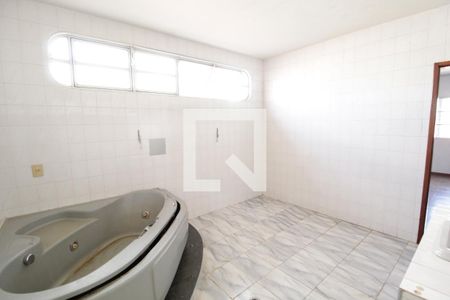 Banheiro do Quarto 1 de casa para alugar com 5 quartos, 650m² em Lidice, Uberlândia