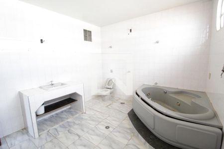 Banheiro do Quarto 1 de casa para alugar com 3 quartos, 500m² em Lidice, Uberlândia