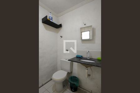 Banheiro de kitnet/studio para alugar com 1 quarto, 23m² em Cidade Ocian, Praia Grande