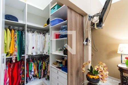 Casa para alugar com 280m², 4 quartos e 2 vagas Casa para alugar com 280m², 4 quartos e 2 vagasCloset da suíte