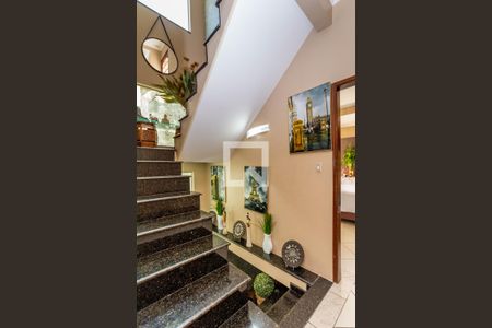 Escada de casa à venda com 4 quartos, 280m² em Parque Renato Maia, Guarulhos
