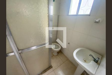Banheiro de kitnet/studio para alugar com 1 quarto, 1800m² em Taquara, Rio de Janeiro
