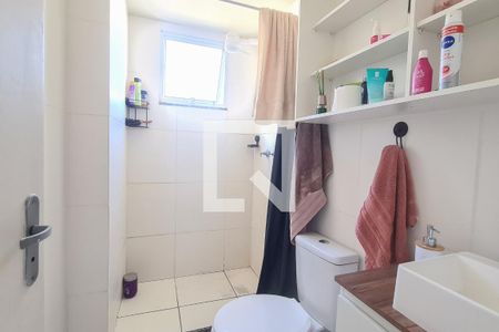 Banheiro de apartamento para alugar com 2 quartos, 47m² em  Jardim Gramacho, Duque de Caxias