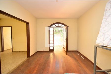 Sala de estar de casa à venda com 3 quartos, 150m² em Santa Efigênia, Belo Horizonte