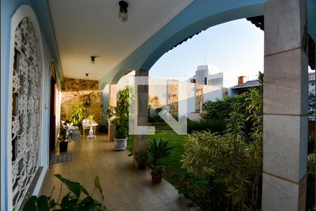 Casa à venda com 732m², 3 quartos e 6 vagas Casa à venda com 732m², 3 quartos e 6 vagasVaranda