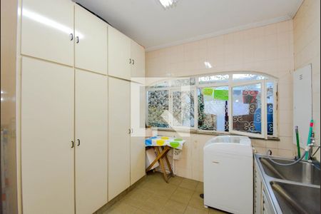 Casa à venda com 732m², 3 quartos e 6 vagas Casa à venda com 732m², 3 quartos e 6 vagasÁrea de Serviço