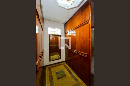 Casa à venda com 732m², 3 quartos e 6 vagas Casa à venda com 732m², 3 quartos e 6 vagasCloset da Suíte 2