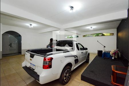 Casa à venda com 732m², 3 quartos e 6 vagas Casa à venda com 732m², 3 quartos e 6 vagasGaragem - Frente