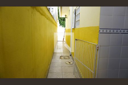 Corredor lateral externo - Acesso a Piscina de casa de condomínio para alugar com 4 quartos, 200m² em Jacarepaguá, Rio de Janeiro