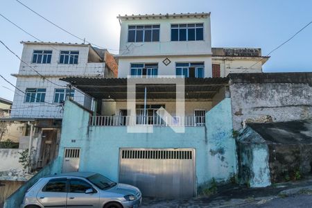 Casa à venda com 168m², 6 quartos e 1 vaga Casa à venda com 168m², 6 quartos e 1 vagaFachada