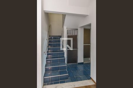 Casa 1 - Sala - Acesso ao 2º andar de casa à venda com 6 quartos, 168m² em Olaria, Rio de Janeiro