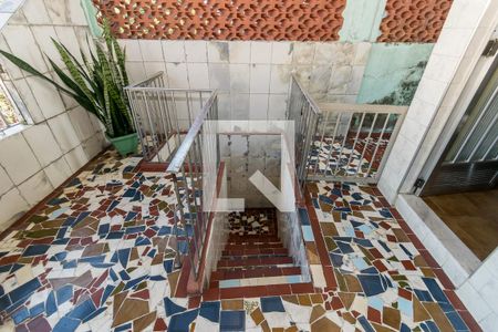 Casa à venda com 168m², 6 quartos e 1 vaga Casa à venda com 168m², 6 quartos e 1 vagaVaranda da Frente - Escada de acesso