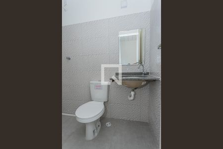 Banheiro de casa para alugar com 1 quarto, 28m² em Vila Guedes, São Paulo