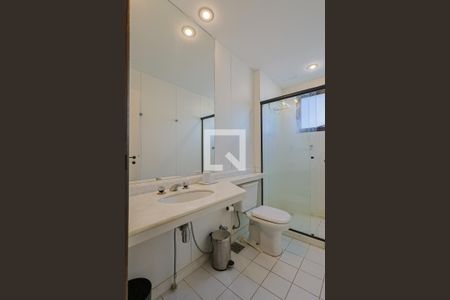 Banheiro de apartamento à venda com 1 quarto, 49m² em Funcionários, Belo Horizonte