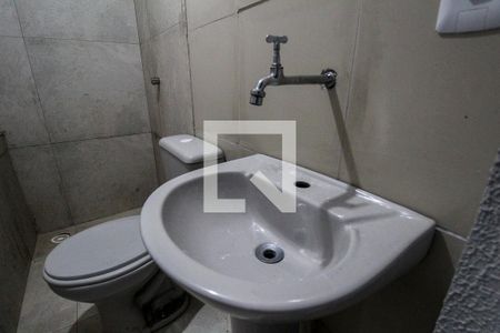 Banheiro de kitnet/studio para alugar com 1 quarto, 11m² em Jardim Guiomar, São Paulo