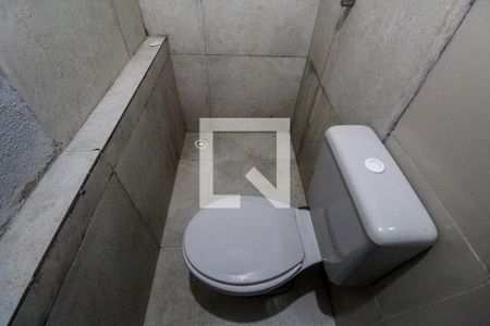 Banheiro de kitnet/studio para alugar com 1 quarto, 12m² em Jardim Guiomar, São Paulo