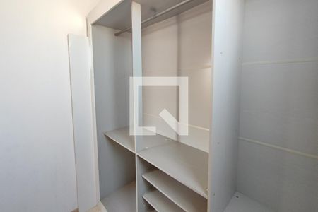 Closet da suíte de casa para alugar com 2 quartos, 110m² em Jardim dos Oliveiras, Campinas