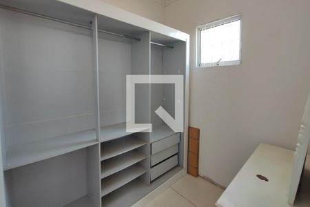 Closet da suíte de casa para alugar com 2 quartos, 110m² em Jardim dos Oliveiras, Campinas