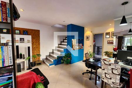 Sala de casa de condomínio para alugar com 3 quartos, 155m² em Butantã, São Paulo