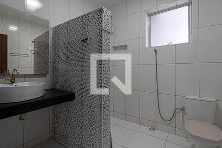 banheiro social_1 de casa para alugar com 1 quarto, 50m² em Jardim Patente, São Paulo
