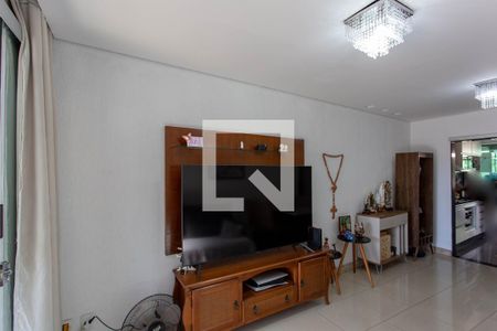 Sala de casa à venda com 3 quartos, 202m² em Heliópolis, Belo Horizonte