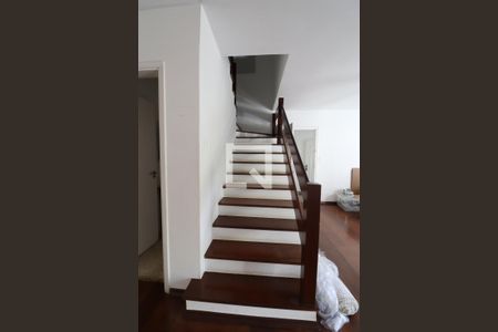 Escada de casa para alugar com 4 quartos, 180m² em Sumarezinho, São Paulo