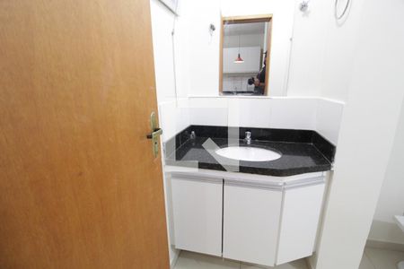 Banheiro de kitnet/studio para alugar com 1 quarto, 30m² em Lídice, Uberlândia