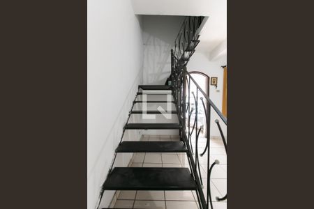 Escada  de casa para alugar com 3 quartos, 94m² em Vila Curuçá, São Paulo