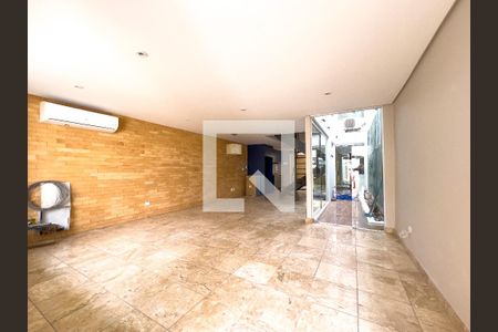 Sala, ar condicionado; revestimentos  de casa à venda com 2 quartos, 230m² em Vila Nova Conceição, São Paulo