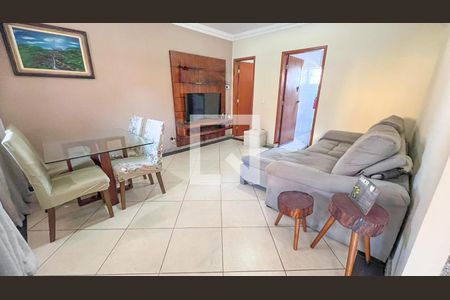 Sala de casa à venda com 3 quartos, 150m² em Heliópolis, Belo Horizonte
