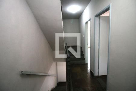 Hall e Escada Piso 2 de casa para alugar com 3 quartos, 165m² em Olaria, Rio de Janeiro