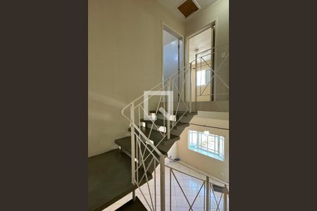 Escada de casa de condomínio à venda com 3 quartos, 130m² em Jardim Tupanci, Barueri