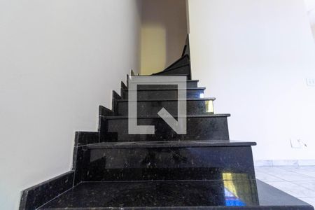 Escada de casa para alugar com 2 quartos, 64m² em Jardim Aricanduva, São Paulo
