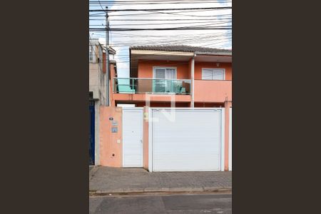 Casa à venda com 200m², 3 quartos e 8 vagas Casa à venda com 200m², 3 quartos e 8 vagasFachada