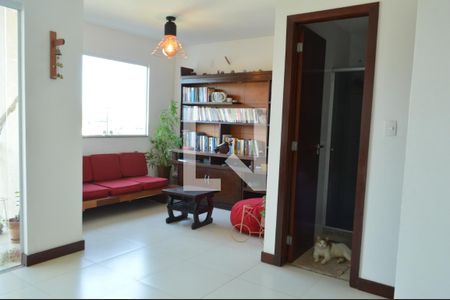 Sala de estar  de casa de condomínio para alugar com 3 quartos, 500m² em Pechincha, Rio de Janeiro