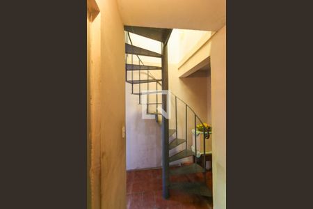 Escada de casa para alugar com 2 quartos, 199m² em Jardim Samara, São Paulo