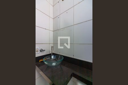 Banheiro de apartamento à venda com 2 quartos, 58m² em Piratininga, Osasco